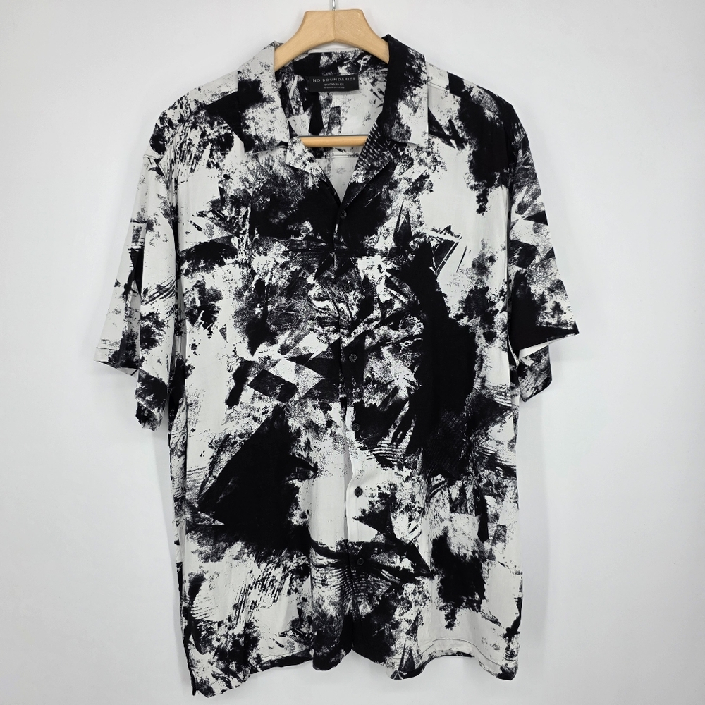 No Boundaries Black and White Abstract Print Shirt XXL.